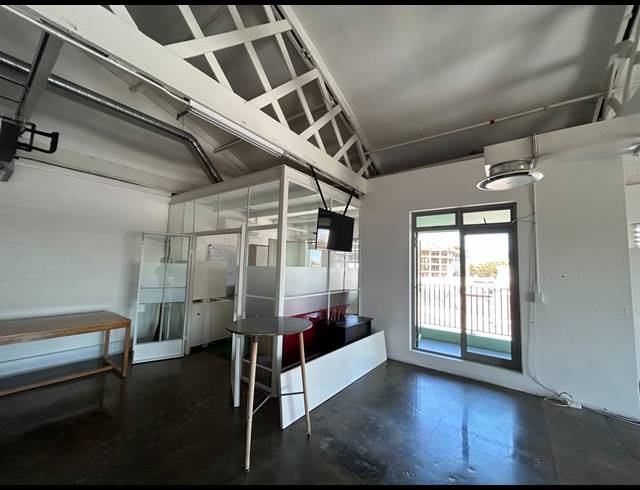 164M² BUILDING TO LET IN WOODSTOCK